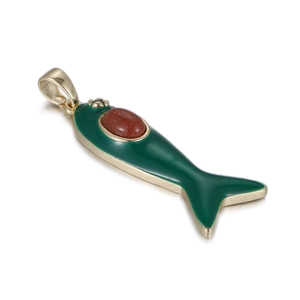 Détail d'un pendentif en forme de poisson en métal doré avec émail vert et grès brun