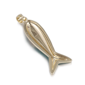 Gros plan sur un pendentif poisson doré avec œil en pierre rose et fini poli
