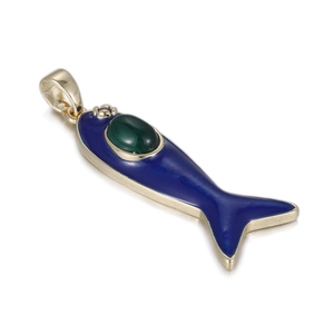 Détail macro du pendentif poisson en émail bleu avec pierre verte et cadre doré