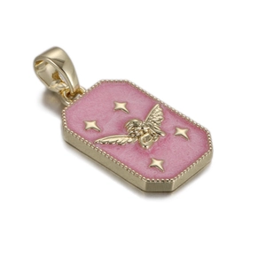 Detail van een gouden Cupido-hanger met roze emaille en sterrenversieringen