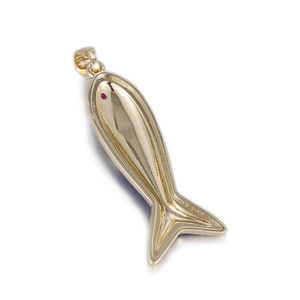 Détail d'un pendentif poisson doré poli avec œil en pierre rouge et bélière fixe