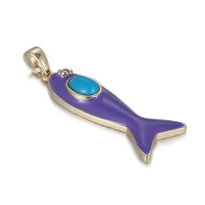 Détail du pendentif poisson avec émail violet et pierre bleue sur métal doré poli