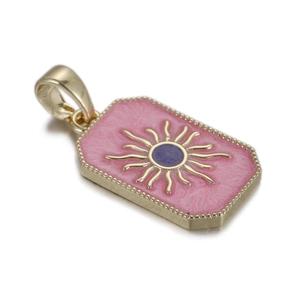 Detail van een rechthoekige vergulde hanger met roze email en zonnestraalmotief