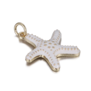 Détail du pendentif étoile de mer avec base dorée et émail blanc pour bijoux DIY