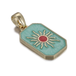 Macro-opname van een rechthoekige gouden hanger met muntgroen emaille en zonnemotief