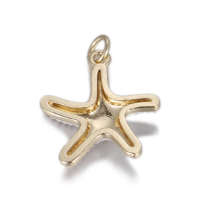 Détail d'un pendentif étoile de mer dorée avec finition métallique lisse et anneau