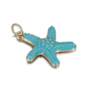 Détail du pendentif étoile de mer avec émail bleu ciel et accents en métal doré pour bijoux