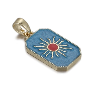 Macro-detail van een rechthoekige zonnestraal hanger met blauw emaille en gouden reliëf