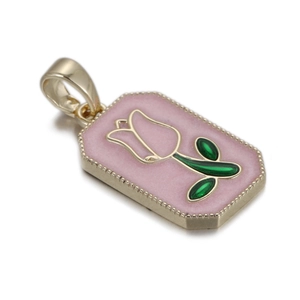 Detailopname van een goudkleurige rechthoekige hanger met roze emaille en tulpenmotief