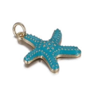 Détail du pendentif étoile de mer en émail bleu avec finitions dorées et bélière