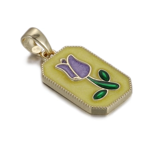 Macro-opname van rechthoekige gouden tulp hanger met paars emaille en een kralenrand