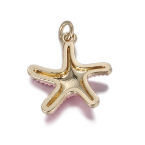 Détail d'un pendentif étoile de mer dorée avec texture rose et anneau en métal pour DIY