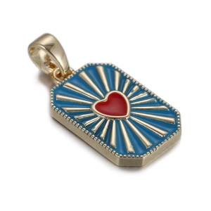 Detail van vergulde rechthoekige hanger met blauw emaille en een rood hartmotief