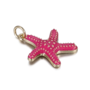 Détail du pendentif étoile de mer avec émail rose vif et texture en métal doré