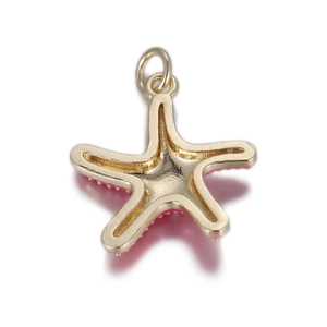Vue détaillée d'un pendentif étoile de mer en émail rose et doré avec anneau