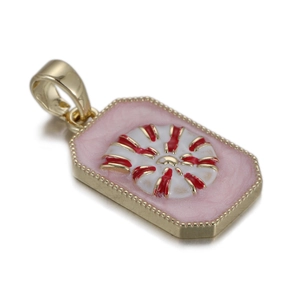 Macro-opname van de goudkleurige hanger met roze emaille en uniek wervelend patroon