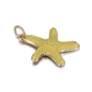 Détail du pendentif étoile de mer en émail jaune avec texture en métal argenté