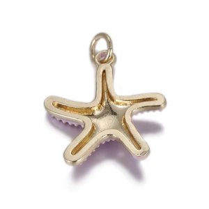 Vue détaillée du dos d'un pendentif étoile de mer dorée avec émail violet pour bijoux