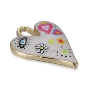Détail d'un pendentif en forme de cœur émaillé avec des motifs colorés pour bijoux DIY