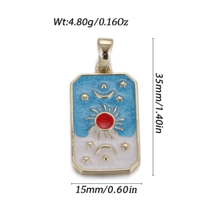 Hemelse emaille hanger met maan en zon in goudkleur, afmeting 35mm x 15mm
