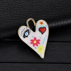 Pendentif cœur coloré en émail avec motif yeux et fleurs et finition dorée