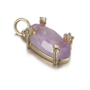 Nahaufnahme von Lavendel-Naturstein-Anhänger mit Goldfassung und Zirkon-Akzenten