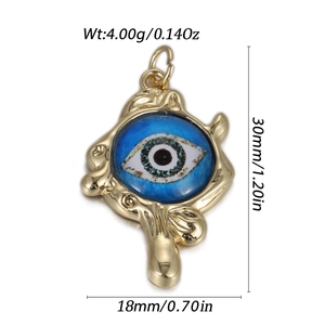 Gedetailleerde afmetingen van de gouden Evil Eye hanger inclusief gewicht en maten