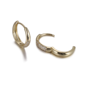 Vue détaillée des créoles serpent dorées avec zircons pavés et fermoir à charnière