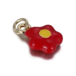 Gros plan d'un pendentif fleur rouge avec centre jaune et anneaux dorés pour bijoux DIY