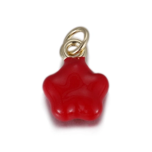 Vue détaillée du pendentif étoile rouge avec anneaux dorés pour bijoux DIY