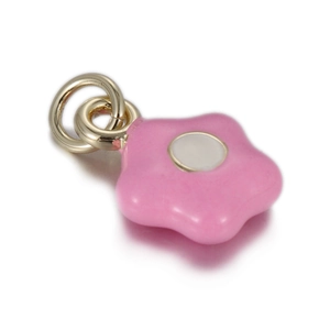 Détail macro d'un pendentif fleur en émail rose avec anneau doré pour bijoux DIY