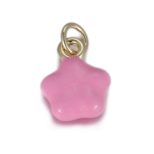 Vue détaillée d'un pendentif étoile en émail rose avec anneaux dorés pour bijoux DIY