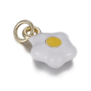 Détail du pendentif fleur avec pétales blancs, cœur jaune et anneaux dorés