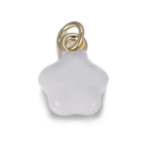 Vue détaillée d'un pendentif fleur blanche avec émail poli et anneau en métal doré