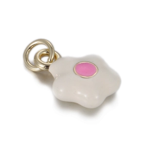 Détail de breloque fleur en émail blanc avec centre rose et anneaux dorés pour bijoux DIY