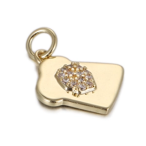 Macro-opname van vergulde hanger met micro-pave kristallen op witte achtergrond