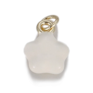 Détail d'un pendentif étoile en émail blanc avec anneaux dorés pour bijoux DIY