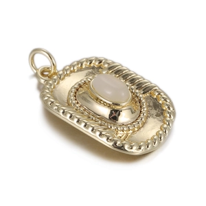 Detail van gouden cowboyhoed hanger met witte steen en gedraaide touwrand textuur