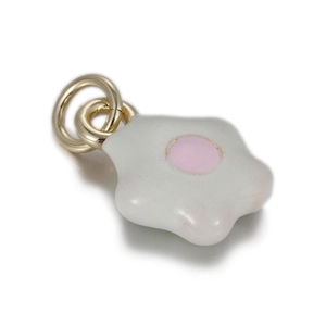 Détail d'un pendentif fleur blanche au cœur rose avec anneaux dorés pour bijoux DIY