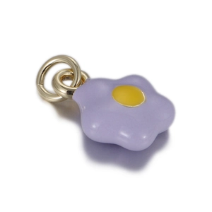 Détail macro d'un pendentif fleur en émail violet avec anneaux dorés pour bijoux DIY