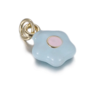 Détail du pendentif fleur en émail bleu clair et rose avec anneaux dorés polis