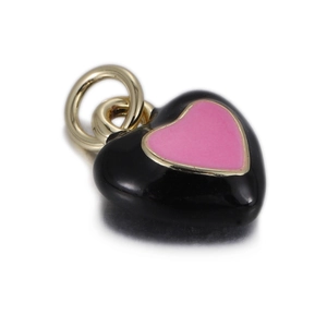 Détail d'un pendentif cœur en émail rose et noir avec boucle dorée pour bijoux DIY