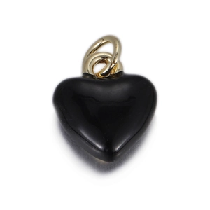 Détail du pendentif en forme de cœur avec finition noire brillante et anneaux dorés