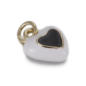 Gros plan d'un pendentif cœur fleur blanche avec bordure dorée et centre noir