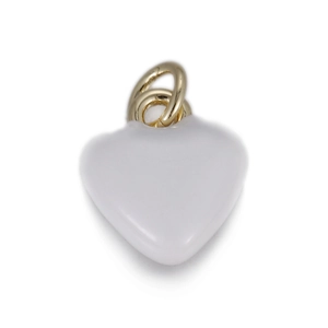 Détail d'un pendentif en forme de cœur en émail blanc avec double anneaux dorés