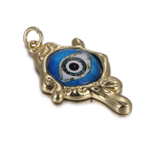 Macro-opname van vergulde evil eye hanger met blauwe harsinleg en gepolijste afwerking