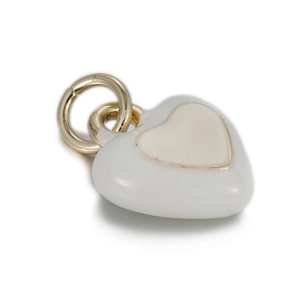 Vue détaillée du pendentif cœur en émail blanc avec bordure dorée et fini poli