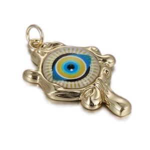 Macro-detail van gouden evil eye hanger met blauw emaille en organische texturen