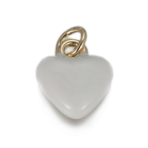 Détail d'un pendentif cœur en émail blanc avec un anneau de suspension doré