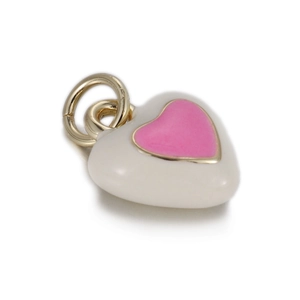 Détail du pendentif en forme de cœur avec bords dorés polis et émail rose brillant